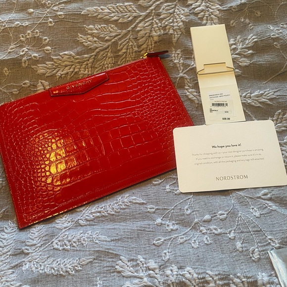 ❌SOLD❌Givenchy - Authentic Antigona Med Red Pouch - Picture 2 of 8